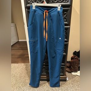 Women’s FIGS Yola High-Waisted Scrub Pants in Deep Reef—Size S/Tall